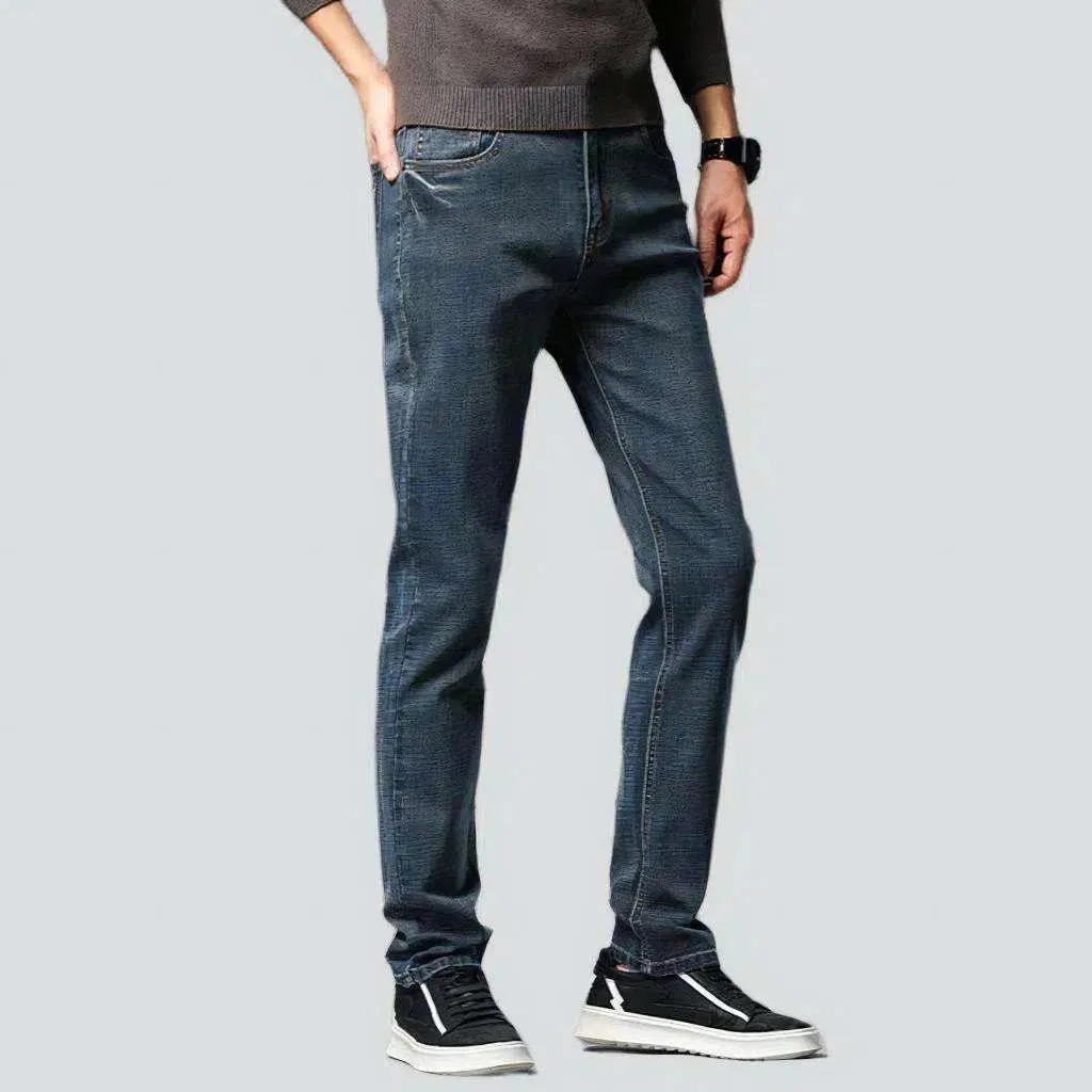 Narrowing men's dark jeans