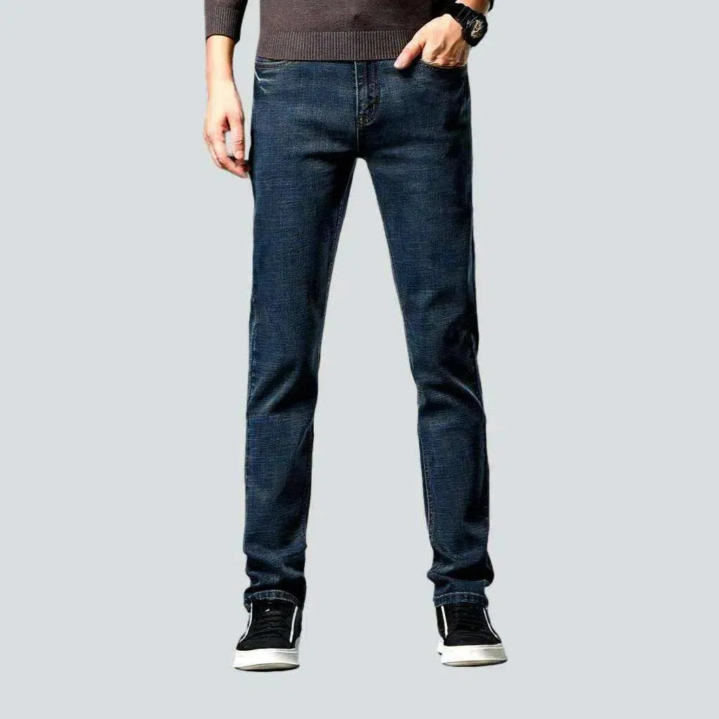 Narrowing men's dark jeans