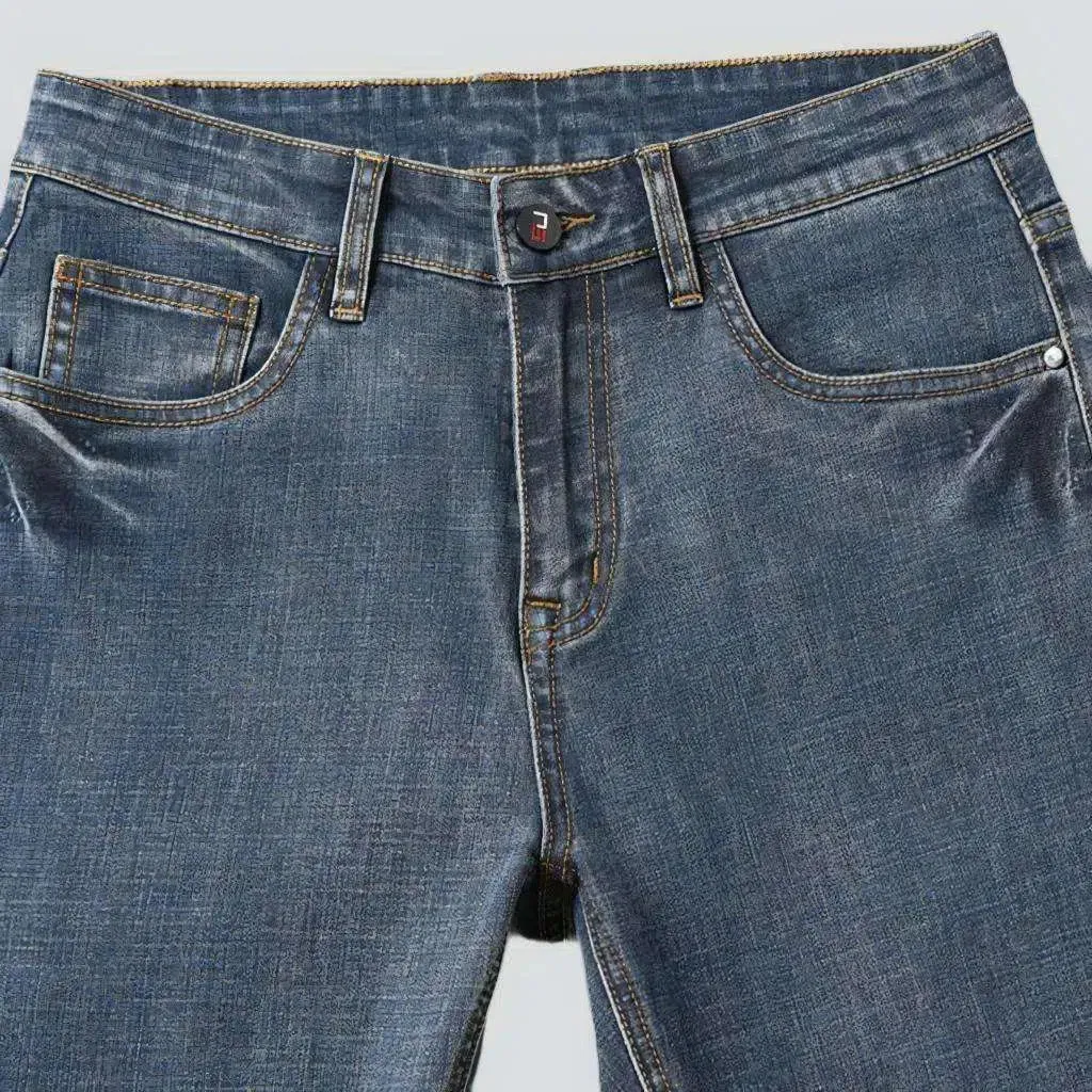 Narrowing men's dark jeans