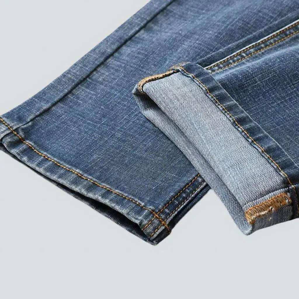 Narrowing men's dark jeans