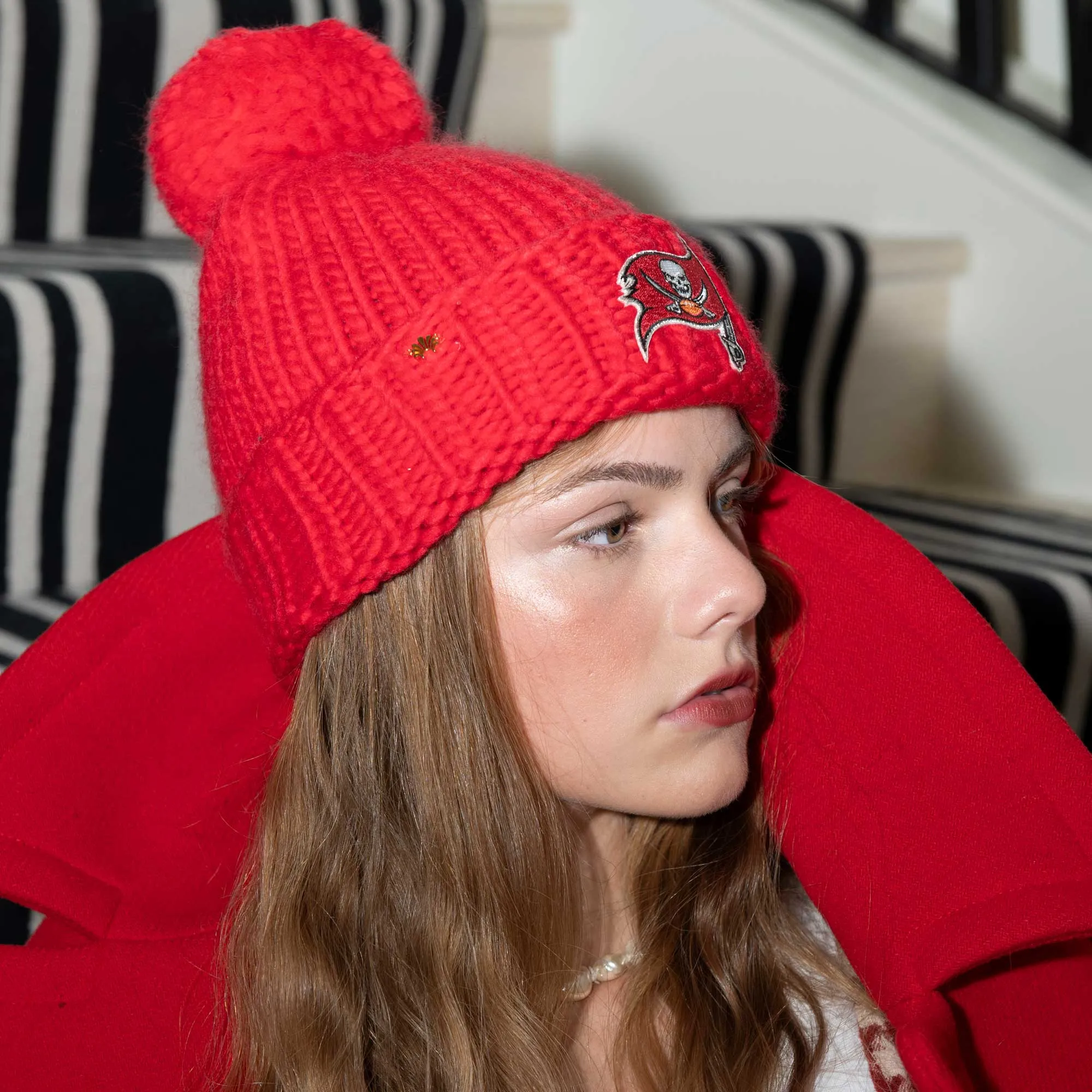 TAMPA BAY BUCCANEERS LELE SADOUGHI X NFL RED LOGO BEANIE