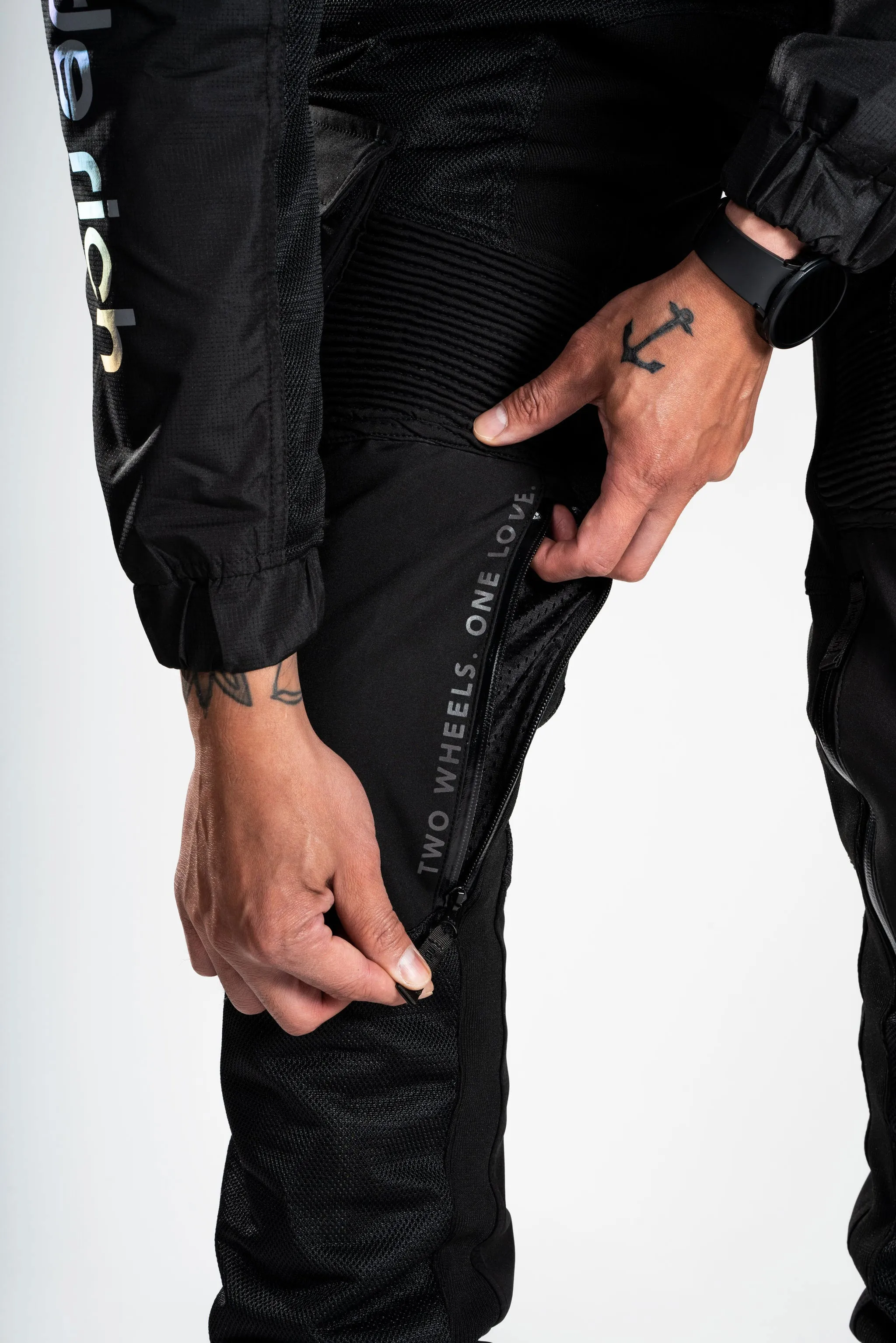 Unit 16™ V2.Flow™ Mesh Armoured Cargo Joggers {Black}